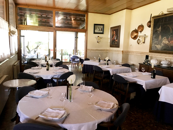 Imatge de les taules del menjador del Restaurant Ramon