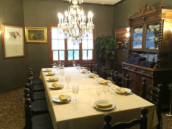 Imatge de les taules del menjador del Restaurant Ramon