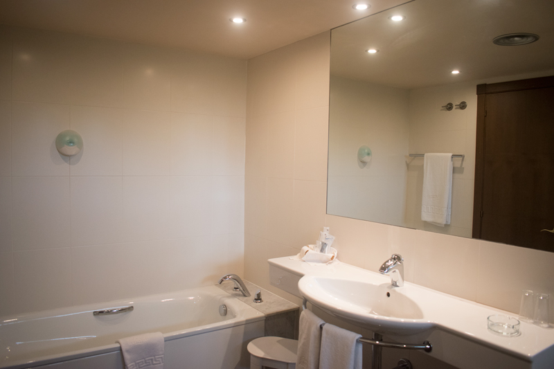 Segona vista al bany d'una habitació doble a Hotel Ramon