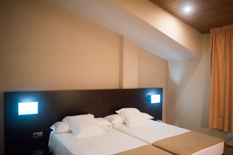 Segona vista d'un dormitori d'una habitació doble a Hotel Ramon amb baixa resolució