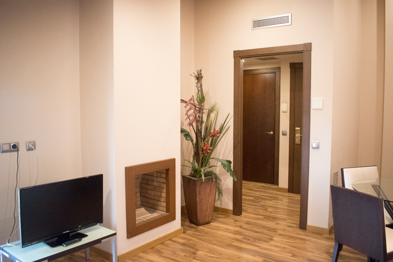 Primera vista de la saleta d'una suite a Hotel Ramon, baixa resolució