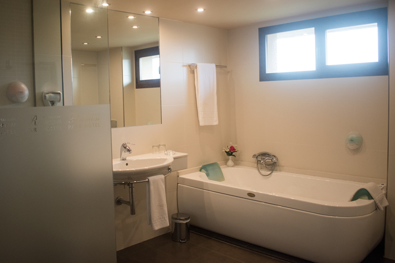 Primera vista del bany d'una suite a Hotel Ramon