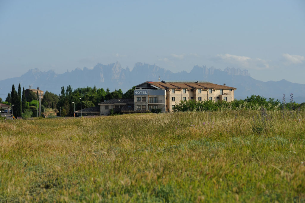 Imatge de Ramon Park Hotel amb Montserrat al fons